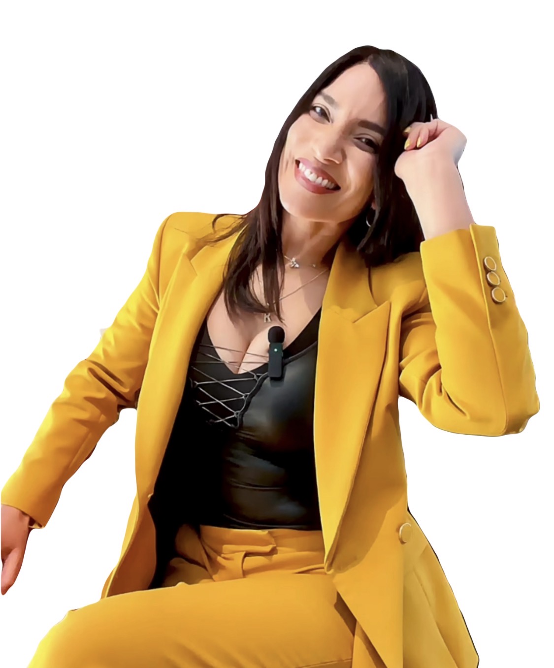 Rosa Rodríguez, Certified Executive and Life Coach, sonriendo con traje amarillo mostaza